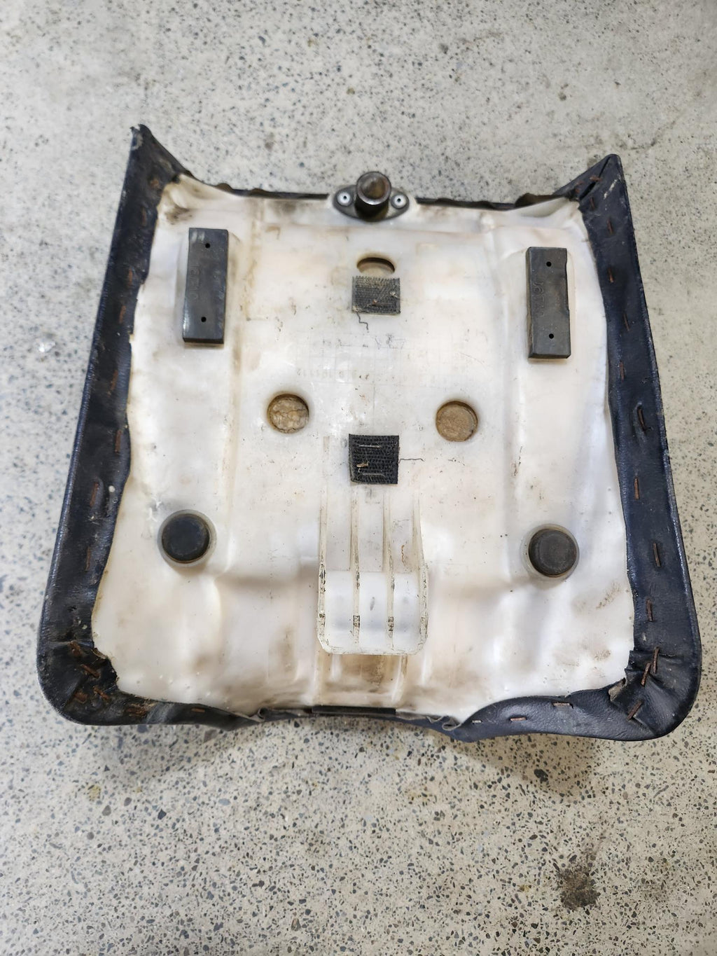 1985 Suzuki RG250FG Front Seat – Needs Recovering