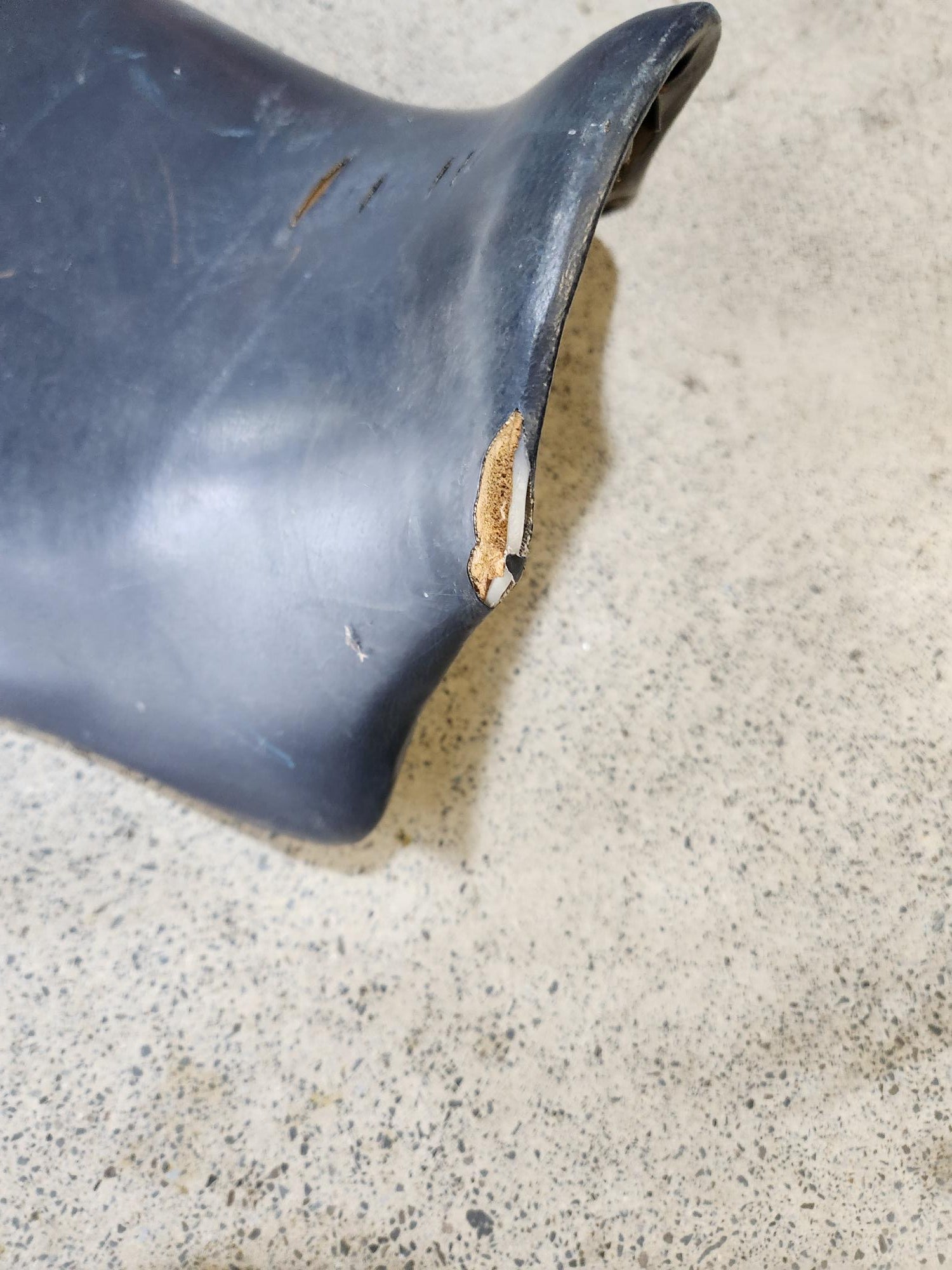 1985 Suzuki RG250FG Front Seat – Needs Recovering