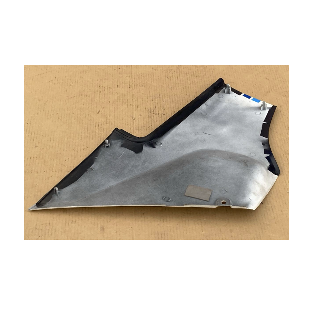 Suzuki RG250Γ GJ21B Side Cover – Right (White/Blue, 1985)