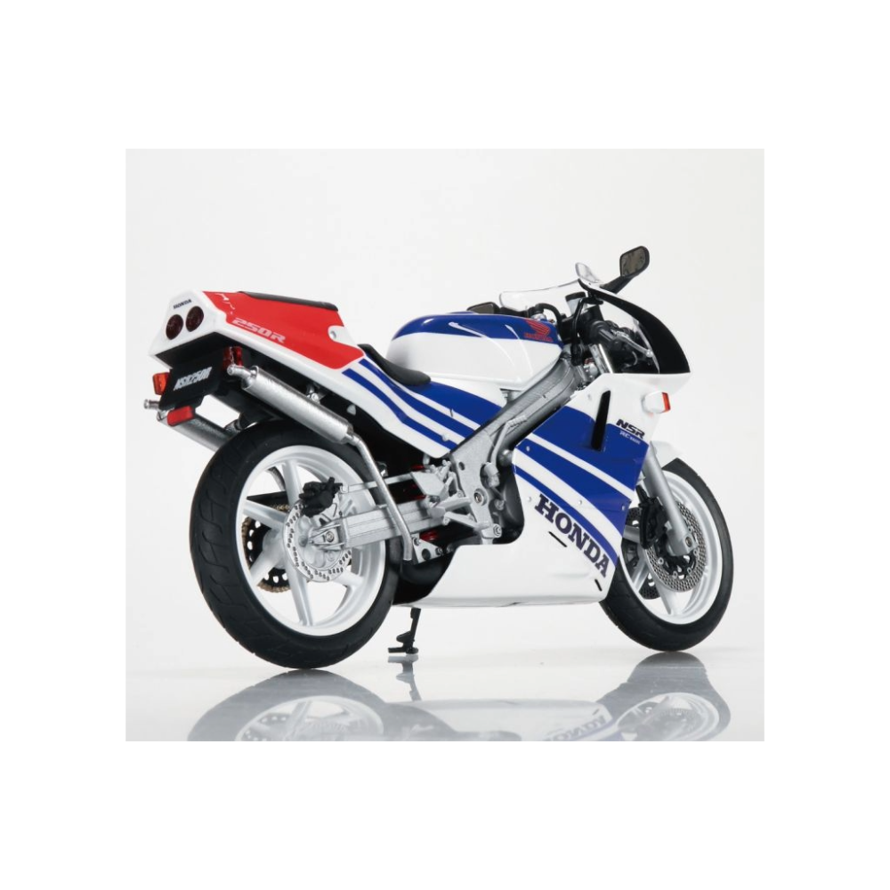 Aoshima SKYNET 1/12 Scale Complete Motorcycle Model – Honda NSR250R '89 Ross White × Terra Blue