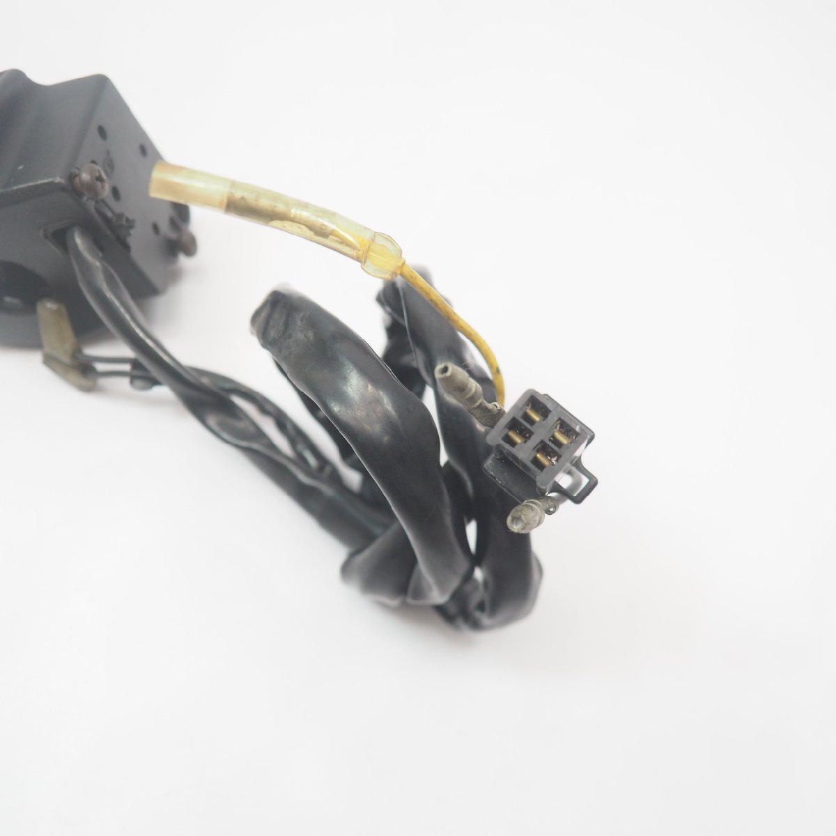 Suzuki RGV250Γ (Gamma) Right Handlebar Switch – Kill Switch | VJ21A | OEM #37200-12C00
