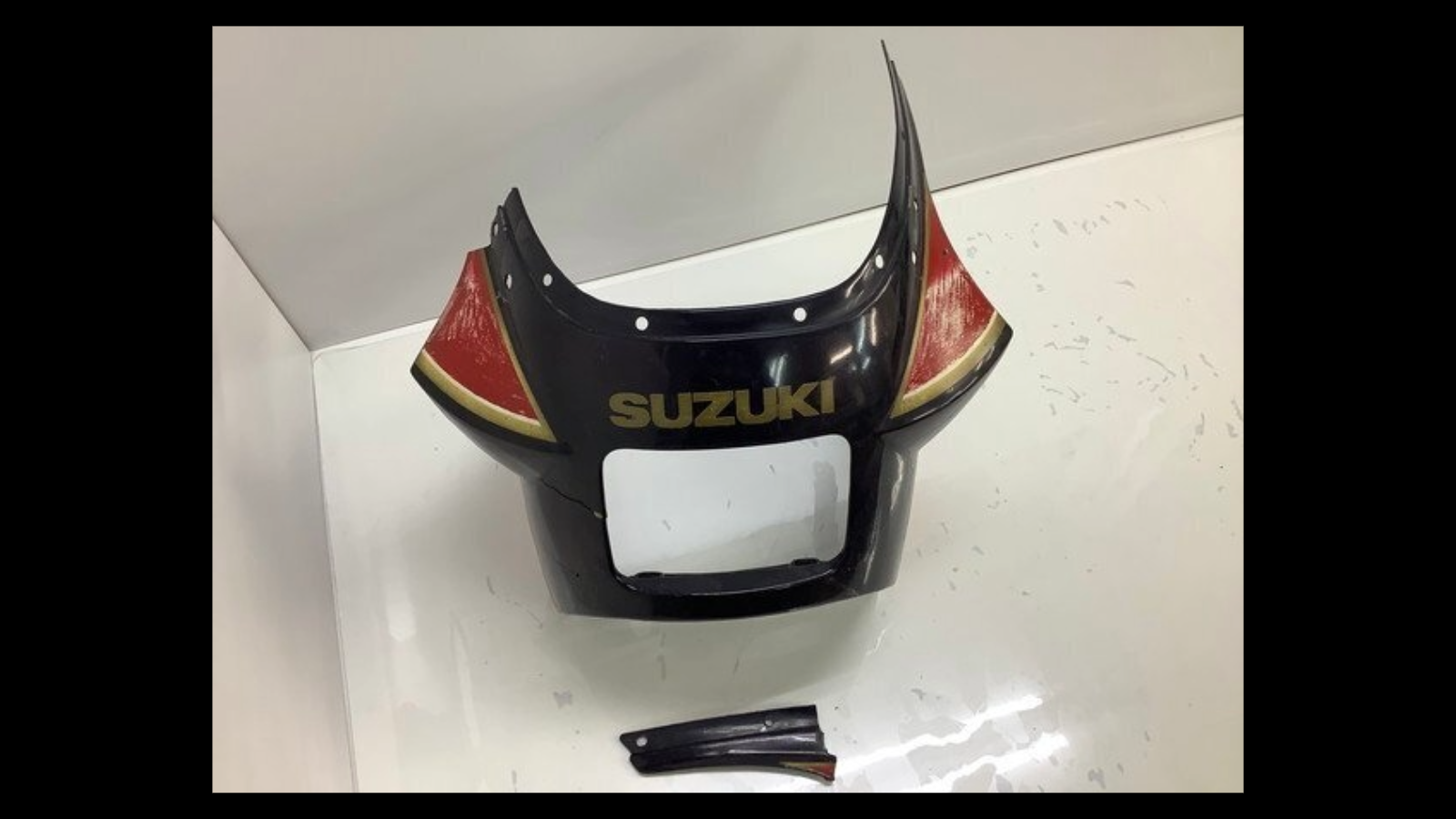 Genuine Upper / Front Cowl – Suzuki RG250Γ (GJ21B) | Needs Repair & Repaint
