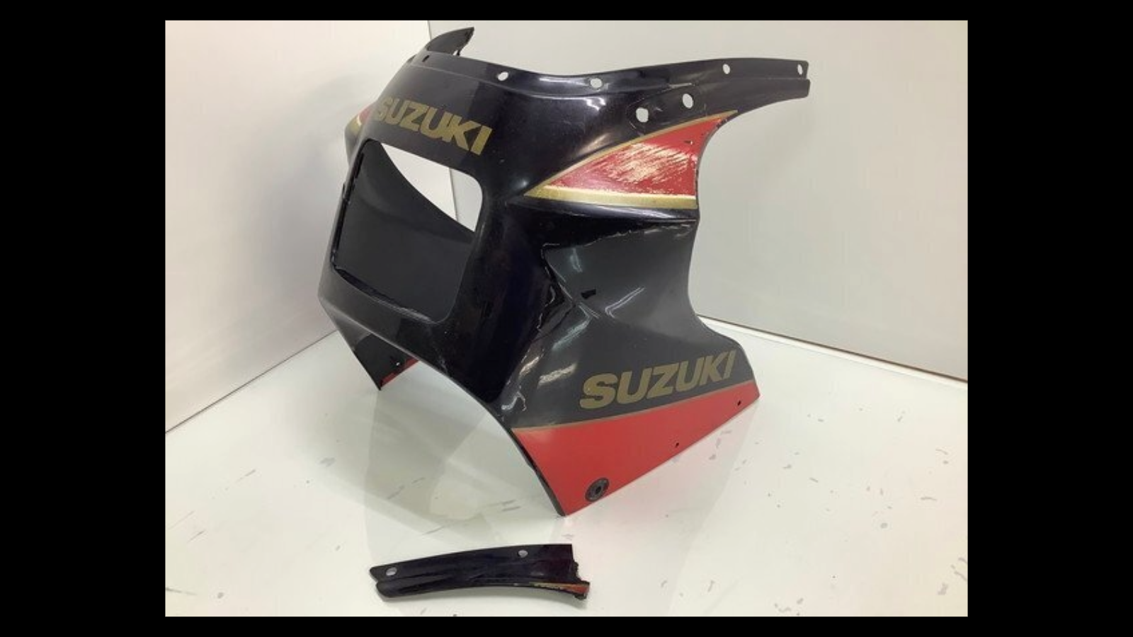 Genuine Upper / Front Cowl – Suzuki RG250Γ (GJ21B) | Needs Repair & Repaint