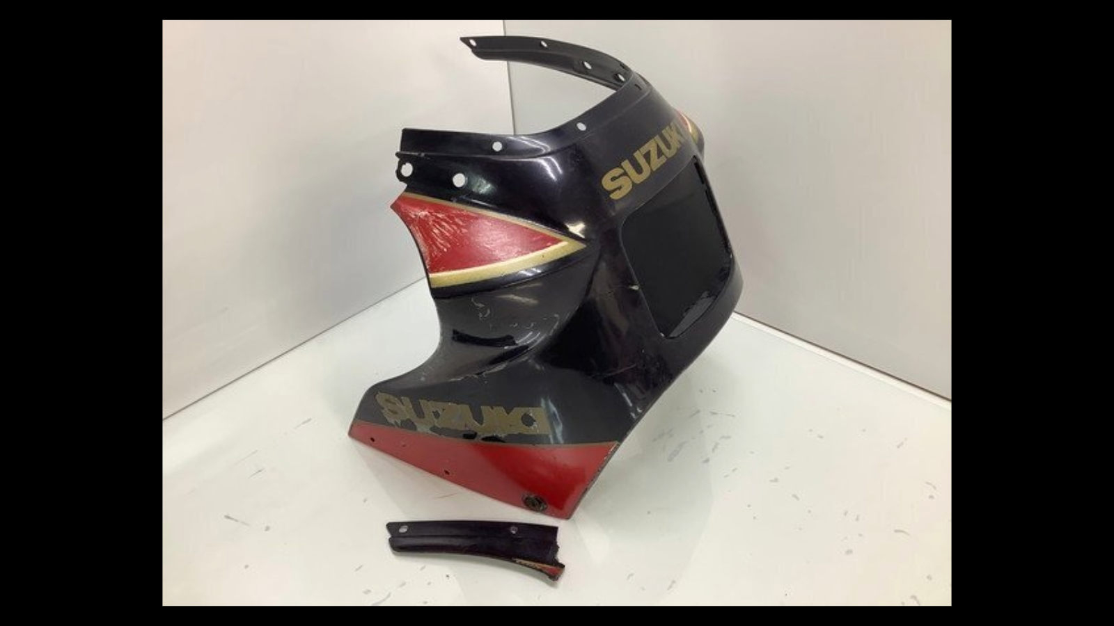 Genuine Upper / Front Cowl – Suzuki RG250Γ (GJ21B) | Needs Repair & Repaint